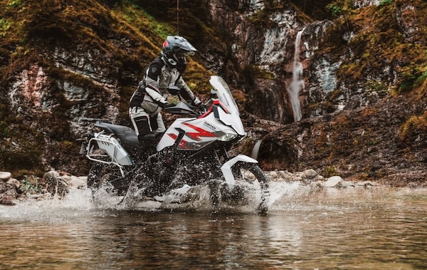 Zontes, arriva in concessionaria la tre cilindri adventure ZT703-F