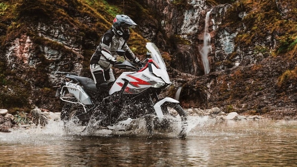 Zontes, arriva in concessionaria la tre cilindri adventure ZT703-F