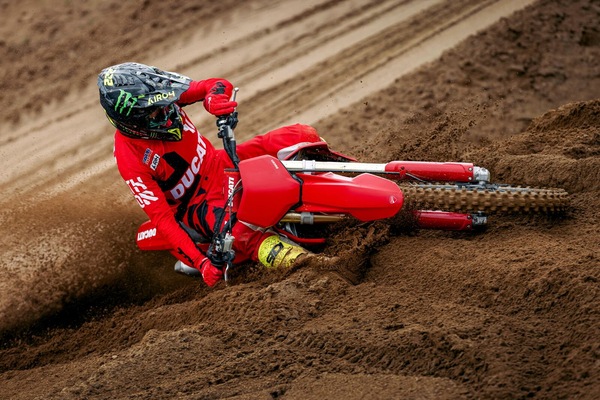 Ducati Desmo450 MX, ecco la moto di serie!