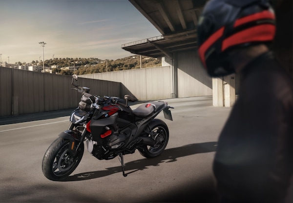 BMW R 1300 R: arriva una roadster violenta