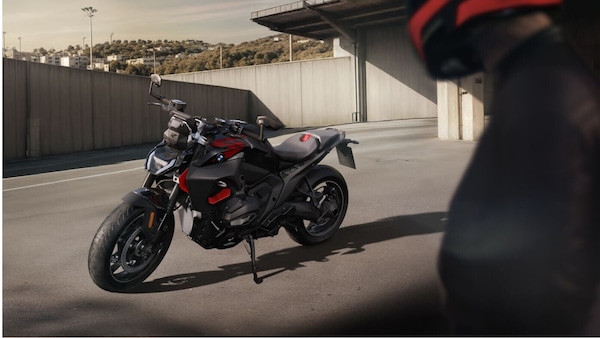BMW R 1300 R: arriva una roadster violenta