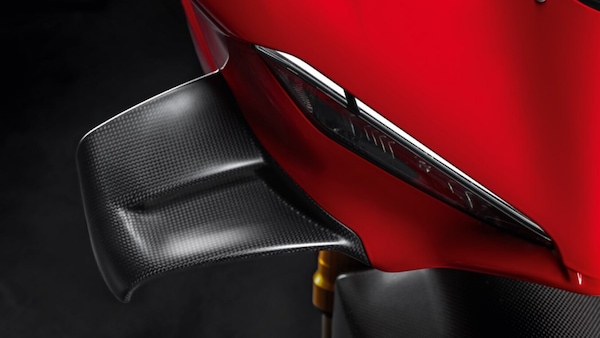 Fibra di carbonio sotto accusa: l’UE vuole davvero bannarla dalla produzione di serie?