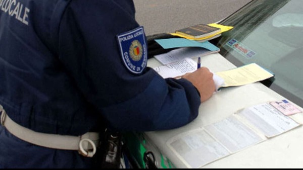 Impenna al posto di blocco e fugge: neopatentato colleziona 18 infrazioni
