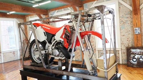 Una Honda CR500R nuova, ancora nella cassa, è stata venduta all'asta per 78.100 dollari