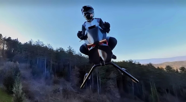 Volonaut Airbike: la moto dei cieli da 30 kg che vola a 200 all’ora