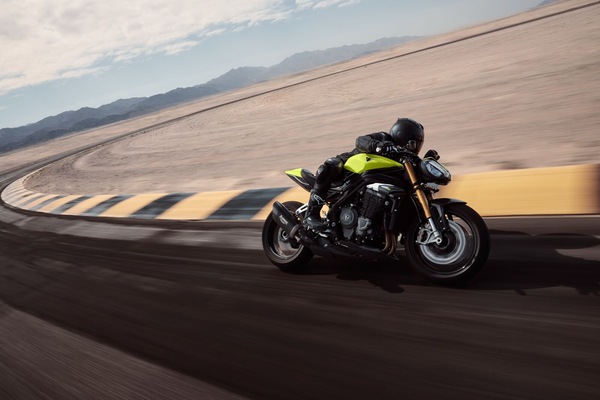 Triumph Speed Triple 1200 RX: le foto