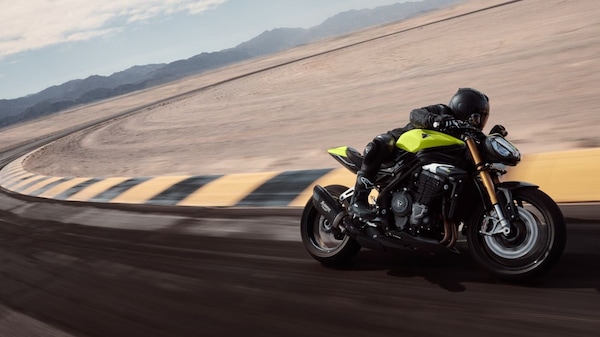 Triumph Speed Triple 1200 RX: le foto