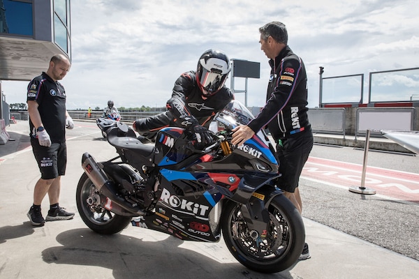 In pista con la BMW di Toprak Razgatlioglu: brivido mondiale