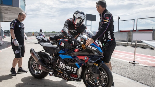 In pista con la BMW di Toprak Razgatlioglu: brivido mondiale