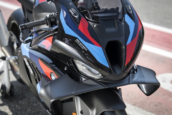 BMW M 1000 RR: le foto della prova