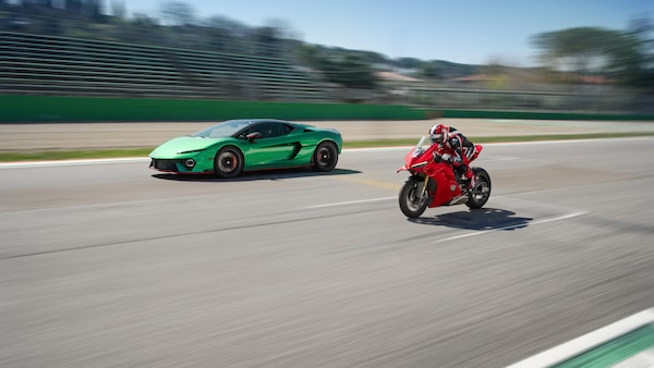 Lamborghini Temerario vs Ducati Panigale V4: le foto della gara