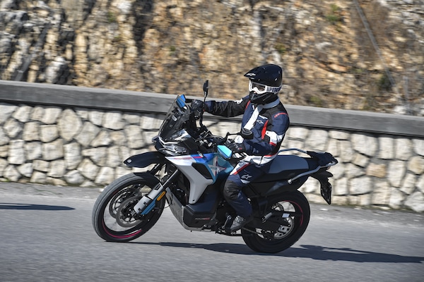 CFMOTO 800MT-X: le opinioni di InMoto "fuori dai denti"