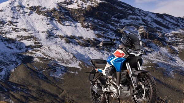 Moto Guzzi sullo Stelvio per celebrare i 200 anni dall'apertura del passo