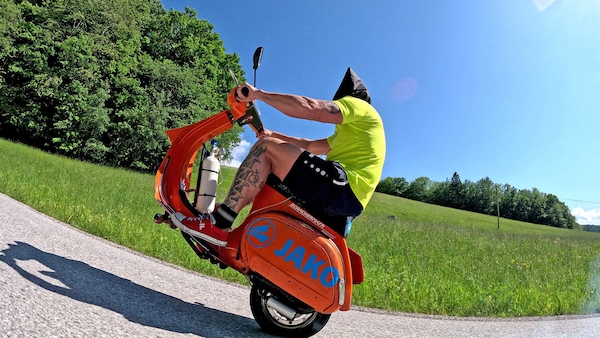 Impenna bendato per 4,5 km con la Vespa: le foto dell'ultima impresa di Guenter Schachermayr