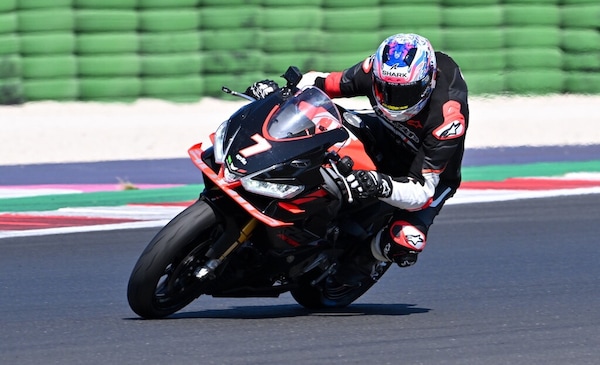 Aprilia batte Aprilia, la RS 660 Factory meglio della Extrema: 1’45”129 a Misano con Bez