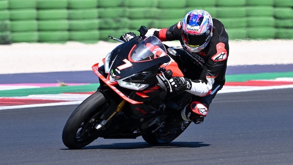 Aprilia batte Aprilia, la RS 660 Factory meglio della Extrema: 1’45”129 a Misano con Bez