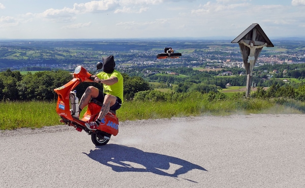 Risale un passo di montagna in Vespa, impennando e alla cieca: la sfida di Schachermayr | IL VIDEO
