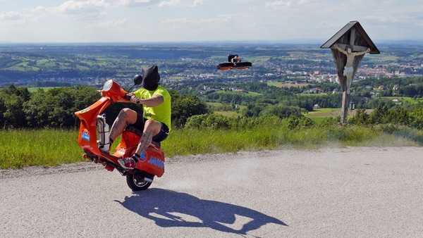 Risale un passo di montagna in Vespa, impennando e alla cieca: la sfida di Schachermayr | IL VIDEO