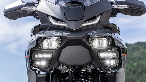 Yamaha Tracer 9 GT: piacere di guida notturna con i fanali Matrix LED