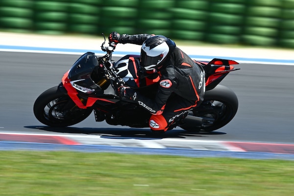 Test Aprilia Tuono V4 Factory 2025: tempesta perfetta