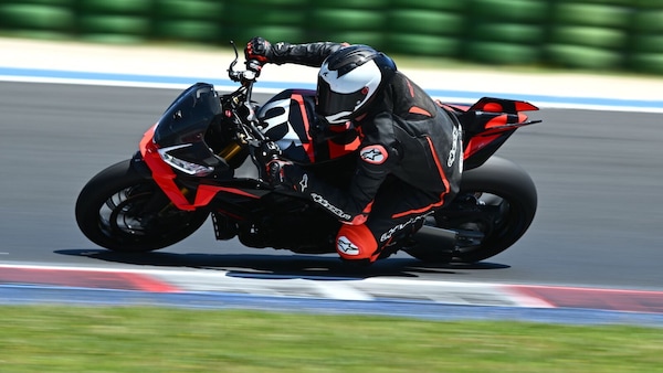 Test Aprilia Tuono V4 Factory 2025: tempesta perfetta