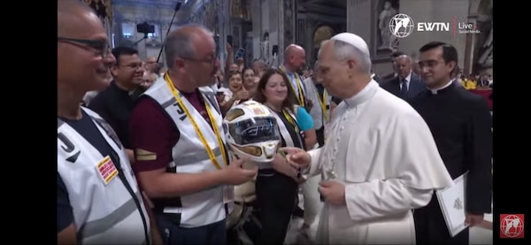 Giubileo: consegnato a Papa Leone XIV un casco GIVI come simbolo del mondo motociclistico