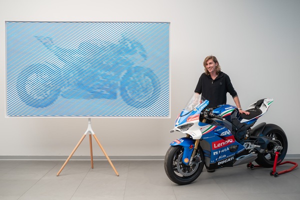 La Panigale V4 Tricolore Italia diventa arte nell'opera di Andrea Crespi