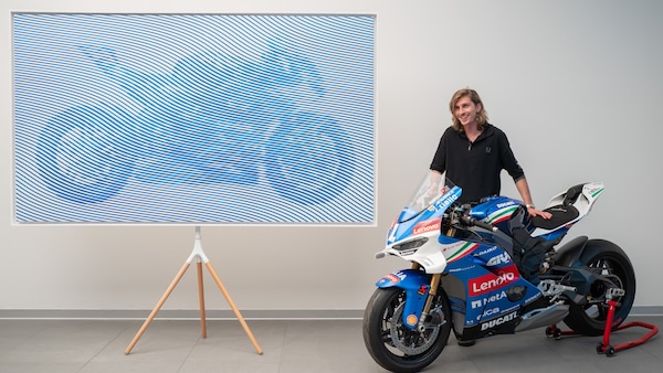 La Panigale V4 Tricolore Italia diventa arte nell'opera di Andrea Crespi