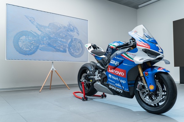 Ducati Panigale V4 Tricolore Italia: le foto dell'opera d'arte di Andrea Crespi