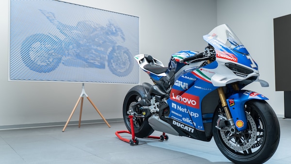 Ducati Panigale V4 Tricolore Italia: le foto dell'opera d'arte di Andrea Crespi