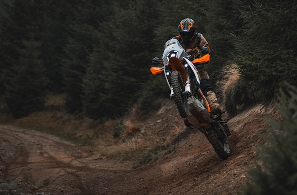 In arrivo le nuove KTM 390 Adventure R e X: doppia anima, stessa voglia di avventura