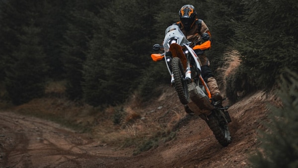 In arrivo le nuove KTM 390 Adventure R e X: doppia anima, stessa voglia di avventura