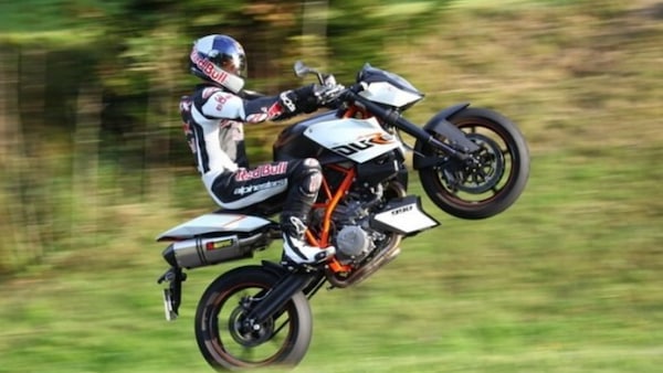 Falix Baumgartner: l’uomo che sfidava il cielo anche in moto