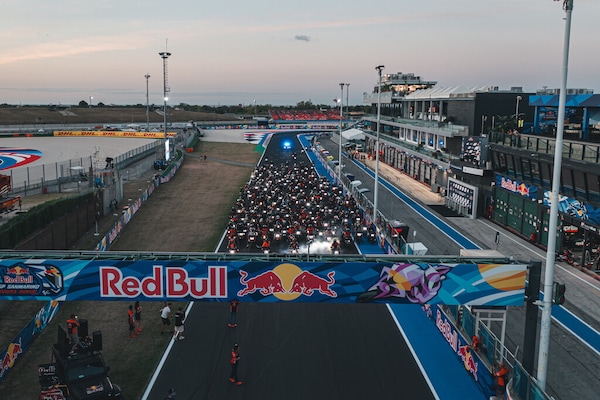 Misano si tinge di arancione: torna la grande parata KTM