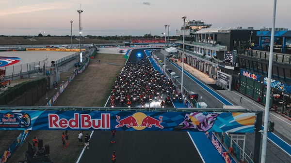 Misano si tinge di arancione: torna la grande parata KTM