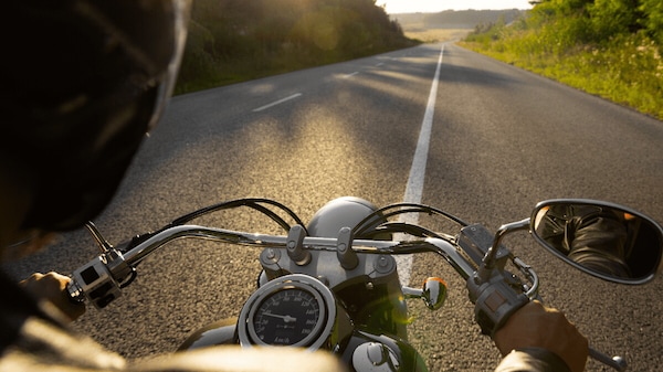 Agosto in moto: caldo, sudore e traffico per il motociclista masochista