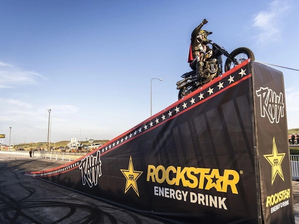 Il salto più lungo di sempre in sella a un'Harley-Davidson Sportster