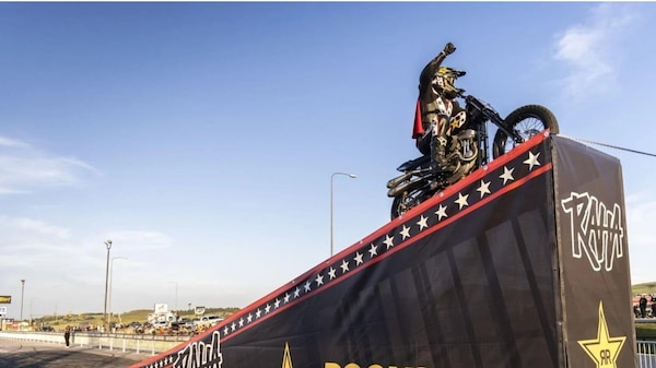 Il salto più lungo di sempre in sella a un'Harley-Davidson Sportster