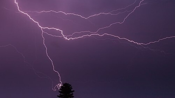 Colpito da un fulmine mentre viaggia in moto: tragedia nel Salento