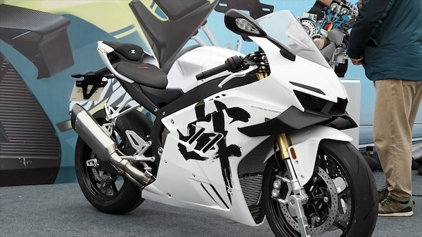 ZXJC 820 RR, la sportiva cinese da 299 km/h