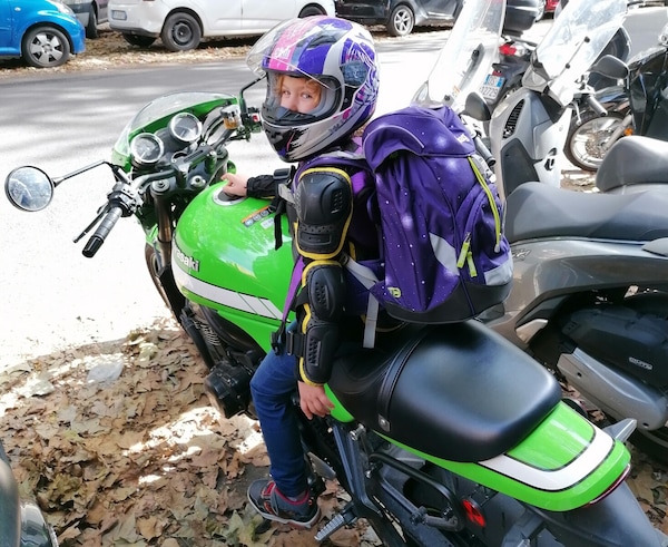 Come si portano i bambini in moto e sullo scooter?