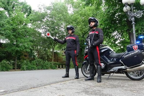 Trentino, il segnale ai biker finisce male: multati dai carabinieri in borghese