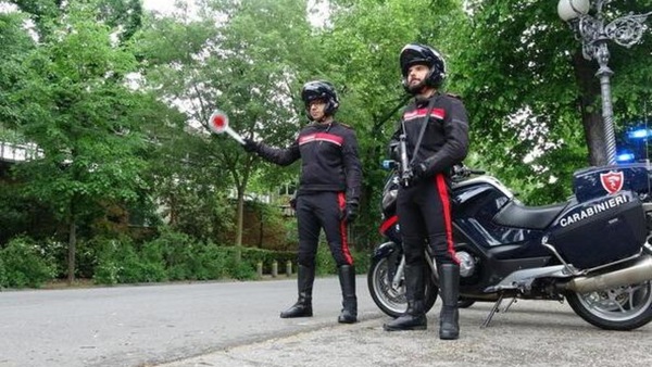Trentino, il segnale ai biker finisce male: multati dai carabinieri in borghese