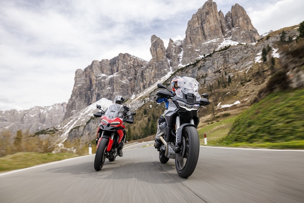 Ducati Multistrada V2 S vs Moto Guzzi Stelvio PFF | Alpen Masters 2025