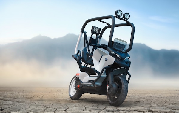 BMW presenta il Vision CE: il futuro del commuting urbano senza casco né abbigliamento protettivo