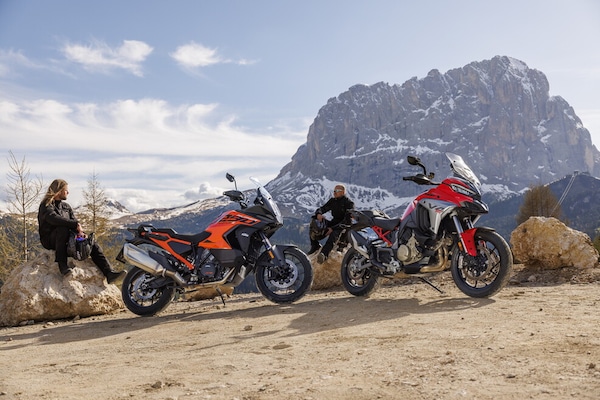 Ducati Multistrada V4 S vs KTM 1290 Super Adventure S: le foto della sfida | Alpen Masters 2025