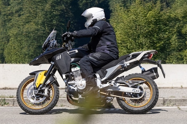 QJ brevetta un nuovo motore: stanno tornando le Benelli a tre cilindri?