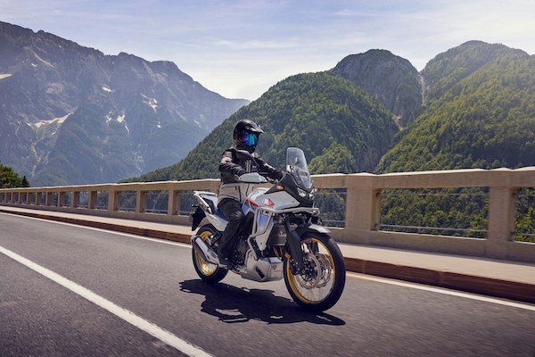 Honda Transalp, la più venduta sotto i 1000 cc: dal mito anni ’80 alla tecnologia di oggi