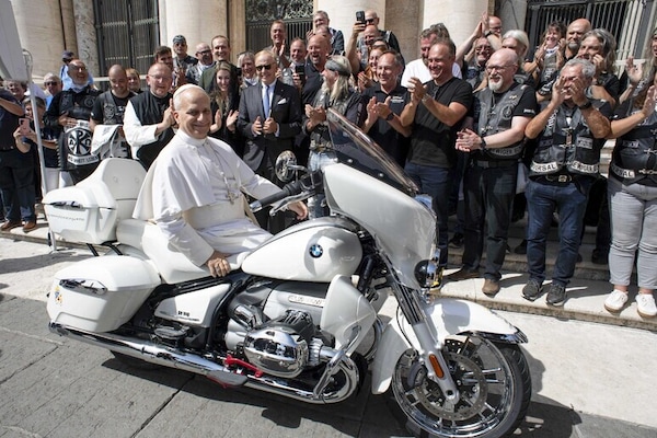 Papa Leone XIV firma una BMW R 18: all’asta Sotheby’s per una scuola in Madagascar