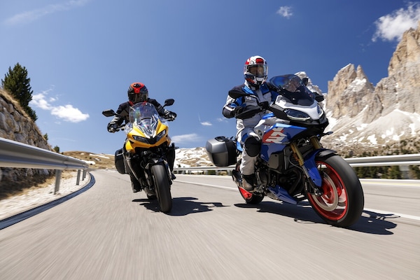 BMW F 900 XR vs Triumph Tiger Sport 800 | Alpen Masters 2025